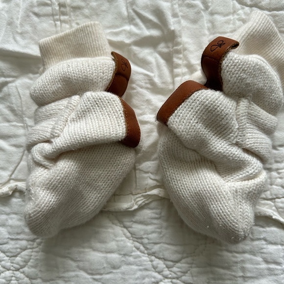 Goumi Kids Knit White Baby Booties, size 0-3 months - Picture 2 of 6